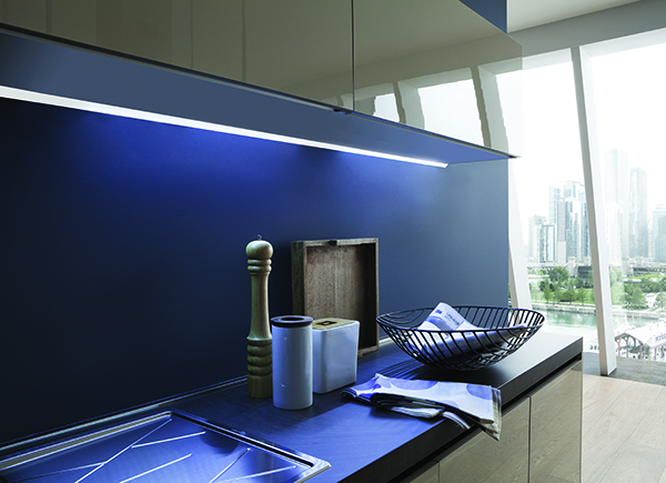 LED LUCE en superficie inclinada bajo mueble. Iluminación LED para cocina y muebles LED LUCE en superficie inclinada bajo mueble. Iluminación LED para cocina y muebles